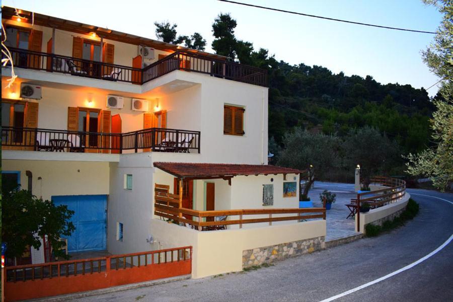 Pension Oasis Votsi  외부 사진